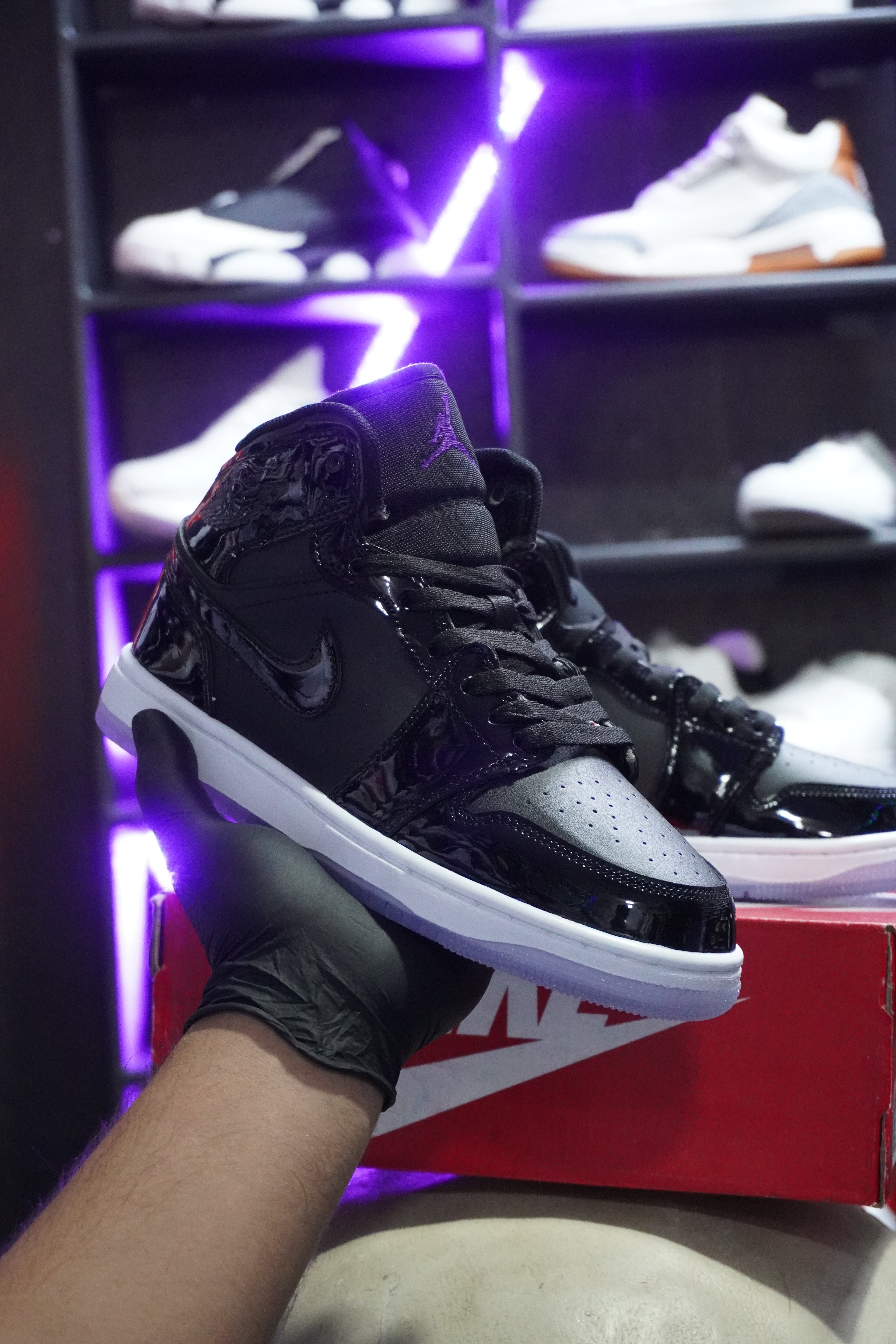 Jordan 1 Retro Negro Charol Suela Blanca